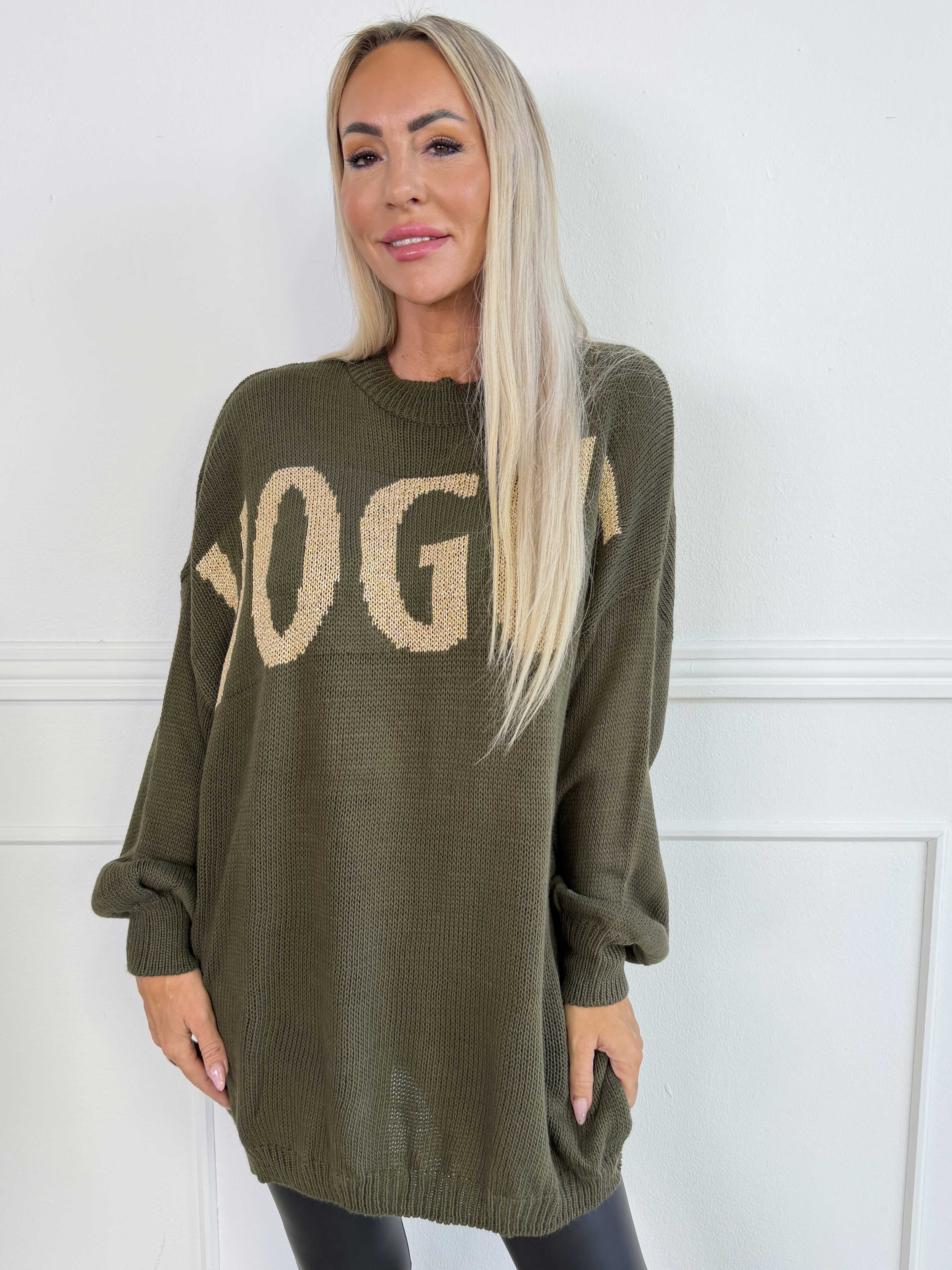 Priscilla - Stickad tröja med VOGUE skrivet i guldglittertråd